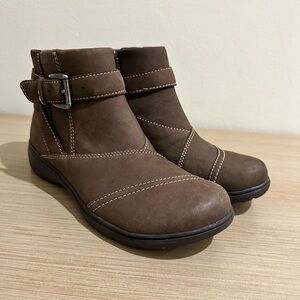 Clarks Women's Carleigh Dalia Ankle Boot Taupe Nubuck 8.5 M